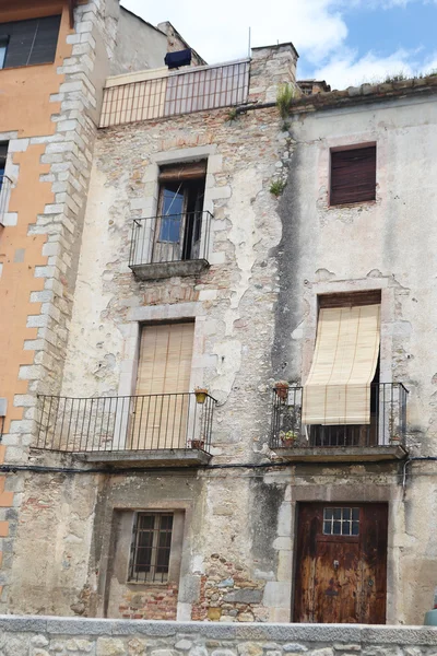 Huis in de middeleeuwse wijk van girona — Stockfoto