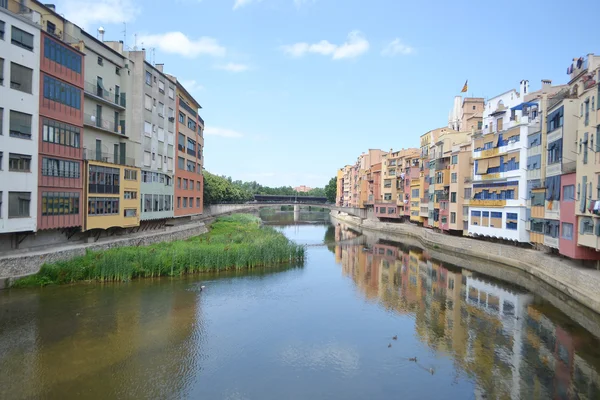 Casas sobre o rio Onyar em Girona . — Fotografia de Stock