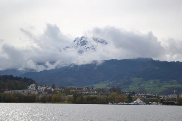 Luzern-sjön (vierwaldstattersee) och schweiziska Alperna — Stockfoto