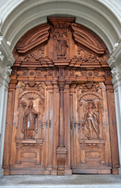 ルツェルンの古い木製のドア — ストック写真