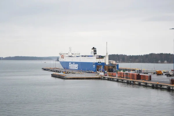 Lading schip in de haven in de buurt van helsinki — Stockfoto