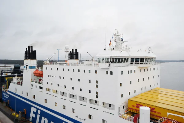 Lading schip in de haven in de buurt van helsinki — Stockfoto