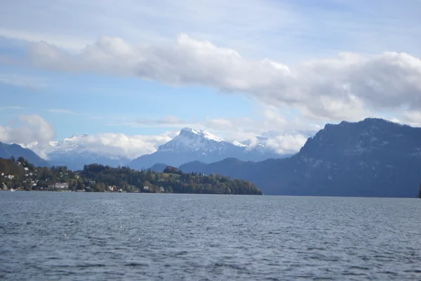 Lucerne lake (Vierwaldstattersee) and Swiss Alps — Stock Photo, Image