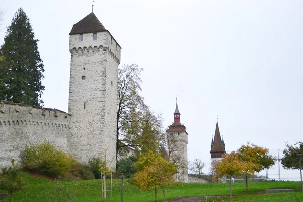 Luzern stadsmuur met middeleeuwse torens — Stockfoto