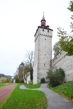 Ortaçağ Kulesi ile Luzern şehir duvar