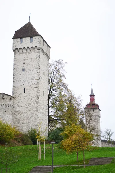 Люцерн міську стіну з середньовічна вежа — стокове фото