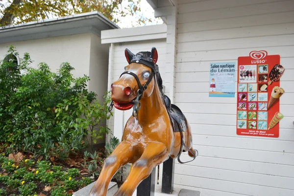 Amusement rijden een paard — Stockfoto