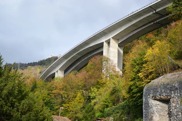 Autosnelweg in de bergen — Stockfoto