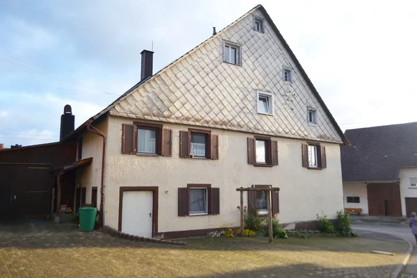 Altes Haus in Schwabendorf, früher Morgen. — Stockfoto