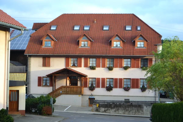 Altes Haus in Schwabendorf, früher Morgen. — Stockfoto