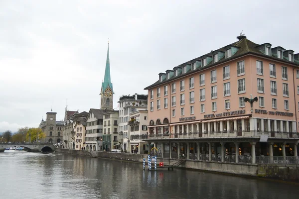 Kajen limmat floden i Zürich — Stockfoto