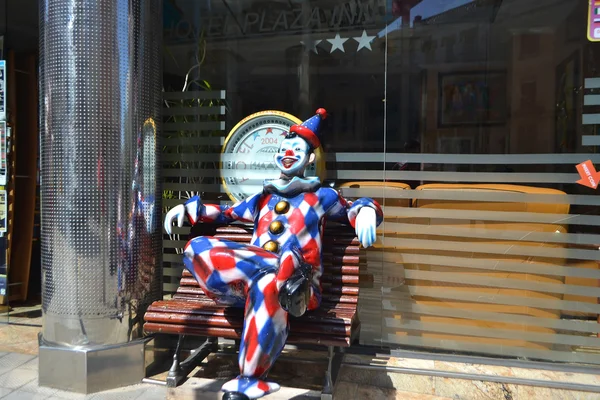 Clown standbeeld buiten de Catalaanse stad figueres — Stockfoto