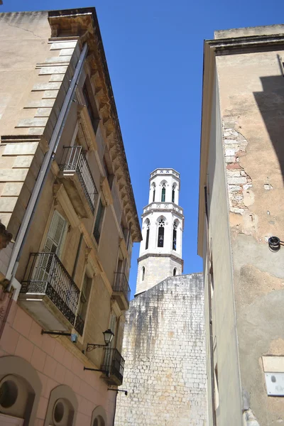 Rua e Igreja de São Pedro em Figueres . — Fotografia de Stock