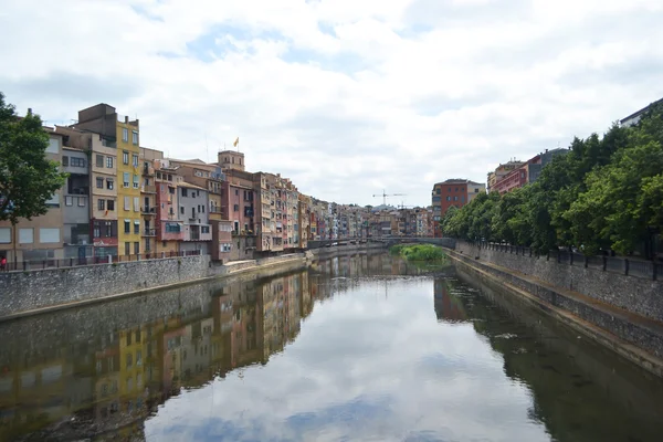 Casas sobre el río Onyar en Girona . — Foto de Stock