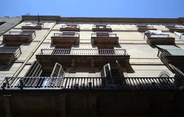 De gevel van een oud gebouw in barcelona — Stockfoto