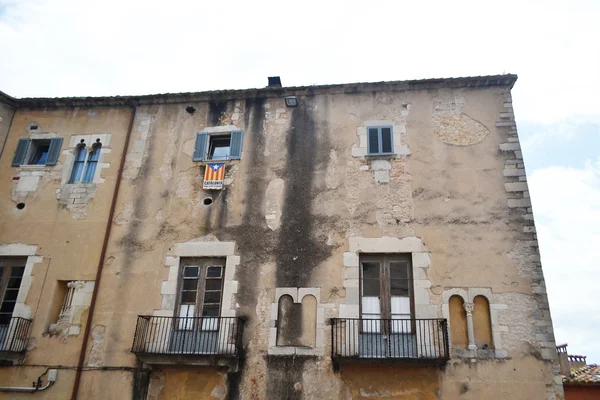 Huis in de middeleeuwse wijk van girona — Stockfoto