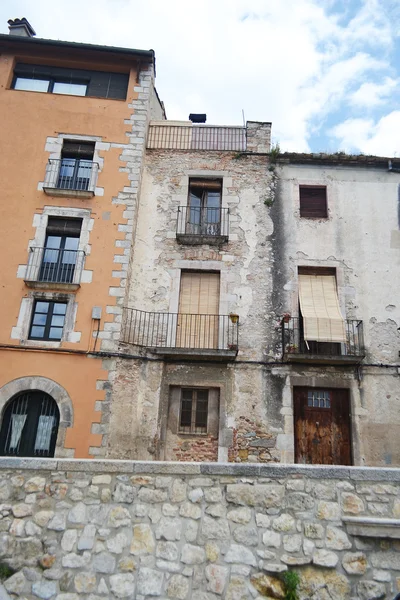 Hus i de medeltida kvarteren i girona — Stockfoto