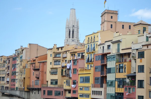 Häuser über dem Onyar Fluss in Girona. — Stockfoto