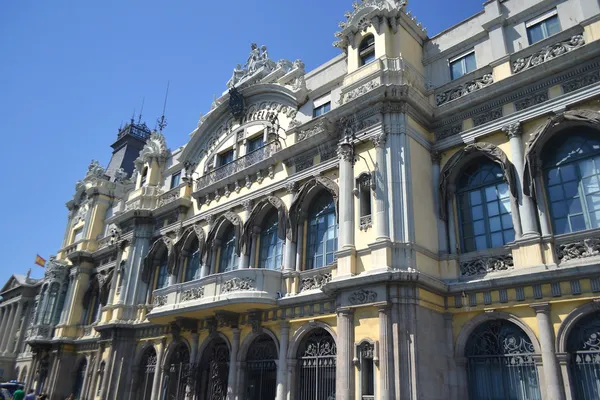 Palace on the embankment in Barcelona — Stock Photo, Image