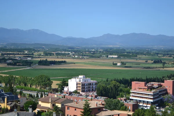 Zomer landschap in de buurt van figueres — Stockfoto