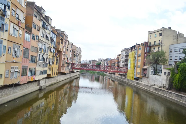 บ้านเหนือแม่น้ํา Onyar ใน Girona . — ภาพถ่ายสต็อก