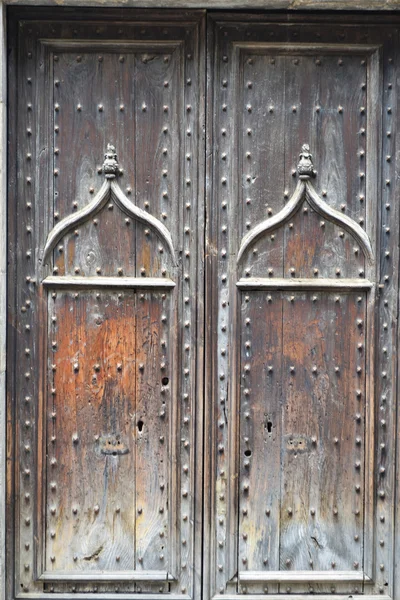 Porta de madeira envelhecida em Girona — Fotografia de Stock