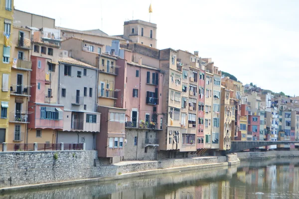 Huizen over onyar rivier in girona. — Stockfoto