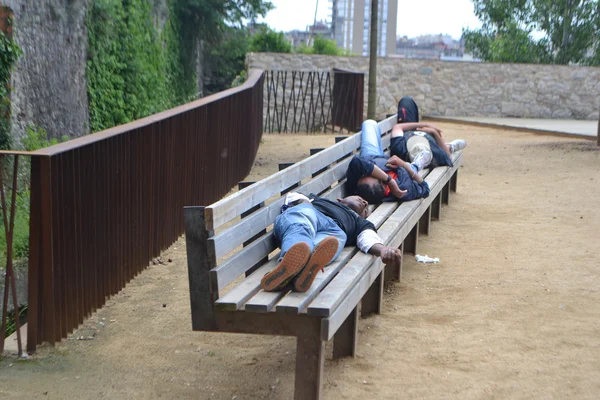 Senzatetto dormire su una panchina — Foto Stock