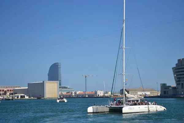 Segelboot im Hafen von Barcelona — Stockfoto
