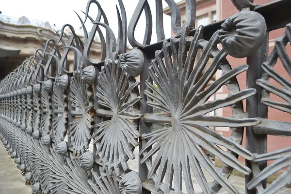 Metalowe ogrodzenia w parku guell — Zdjęcie stockowe