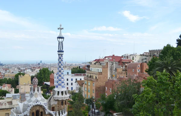 Näkymä Barcelonaan, etualalla Park Guell — kuvapankkivalokuva