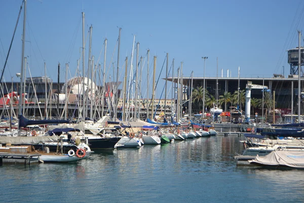 Barche a vela nel porto di Barcellona — Foto Stock
