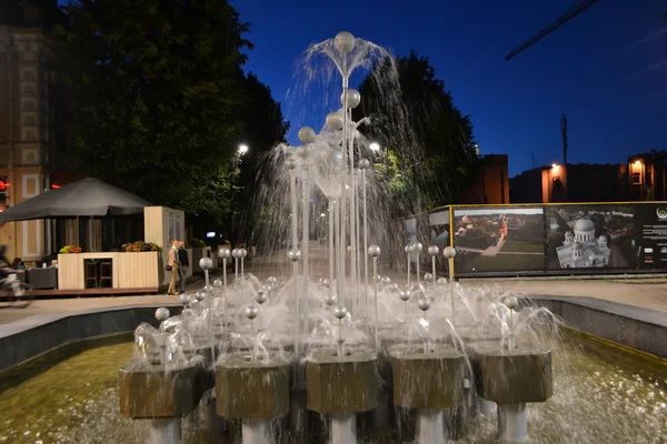 在晚上考纳斯中心喷泉 — 图库照片