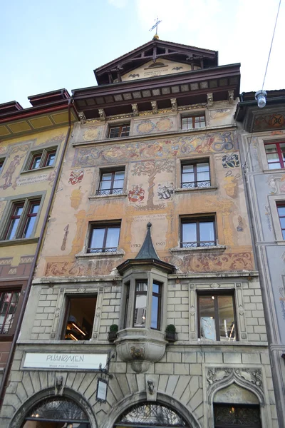 Gammal byggnad i Luzern, Schweiz. — Stockfoto