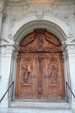 lucerne içinde eski ahşap kapı