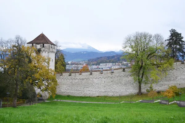 Zidul orașului Luzern cu turn medieval — Fotografie, imagine de stoc