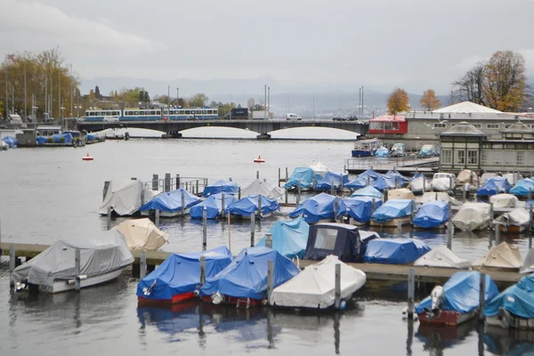 Vista sul fiume Limmat e sul centro di Zurigo — Foto Stock