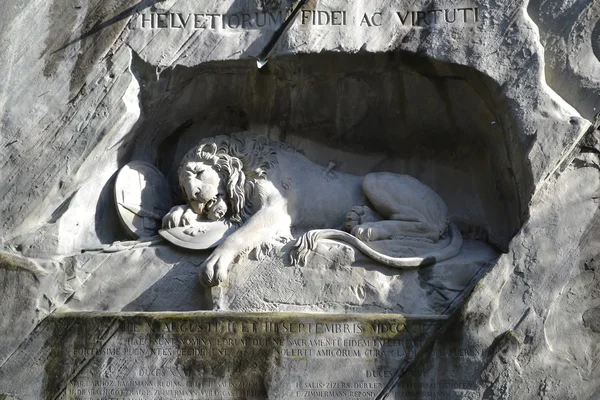 Famoso monumento al león en Lucerna —  Fotos de Stock