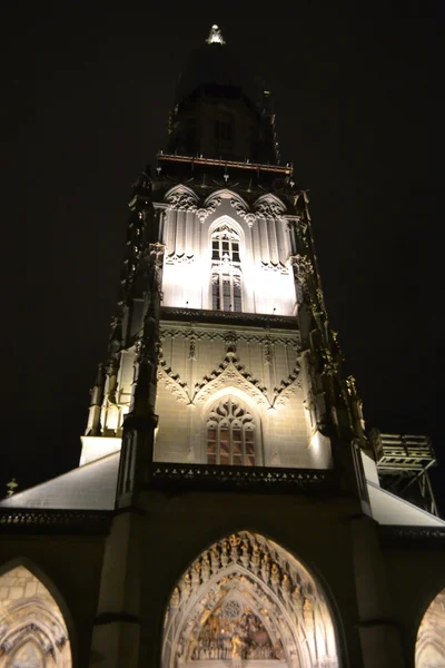 Gotische Kathedrale in Bern bei Nacht. — Stockfoto