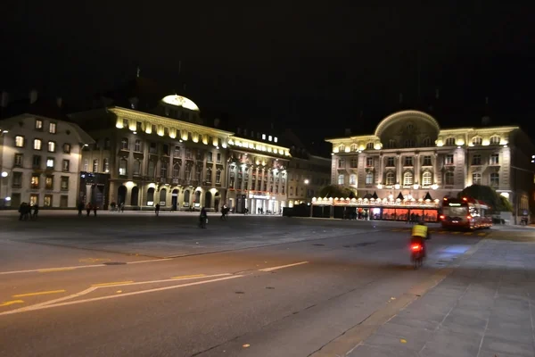 Ulica w centrum Berna, w nocy — Zdjęcie stockowe