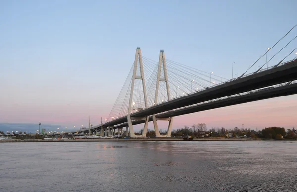 Καλώδιο-μένοντη γέφυρα στο βράδυ, Αγία Πετρούπολη. — Φωτογραφία Αρχείου