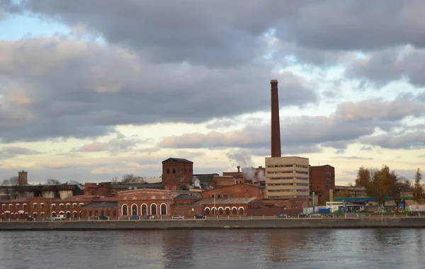 Staré továrny na břehu řeky — Stock fotografie