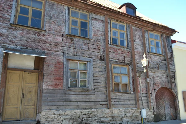 Drewniany budynek w starym mieście w Tallinnie — Zdjęcie stockowe