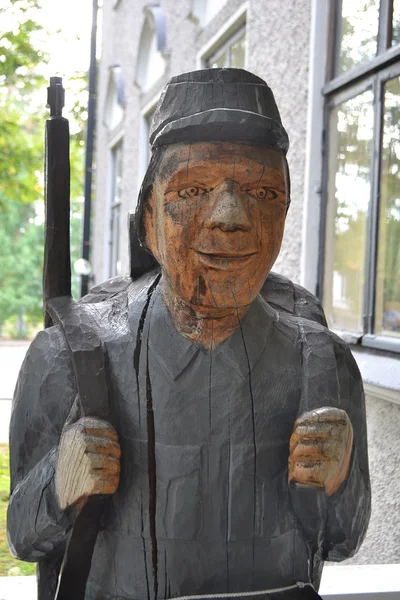 Деревянная статуя солдата — стоковое фото