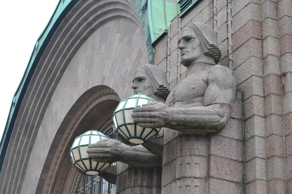 Estátuas adornam a principal estação ferroviária de Helsínquia — Fotografia de Stock
