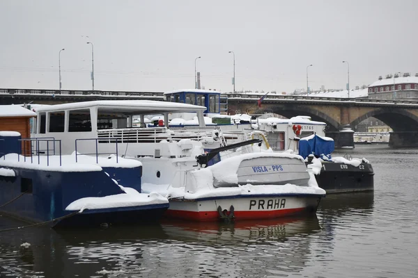 Vy över floden vltava i Prag — Stockfoto