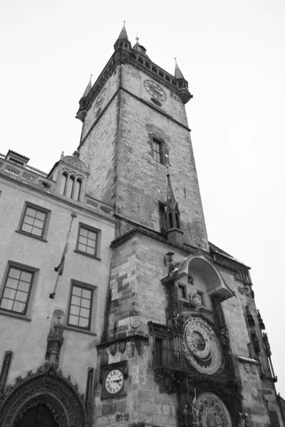 Oude stadhuis toren in Oud stadsvierkant in Praag. — Stockfoto