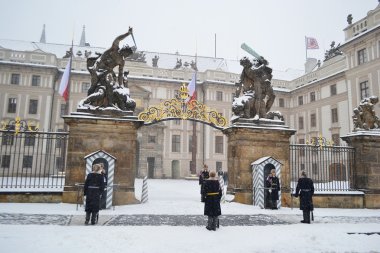 yoğun kar yağışı sırasında Prag Kalesi