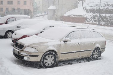 arabalar sokakta Prag