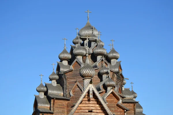 Houten tempel op blauwe hemelachtergrond — Stockfoto